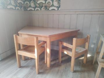 Kindertafel met 2 stoeltjes, antroposofische stijl