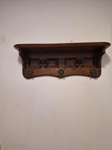 Houten wandkapstok met plank