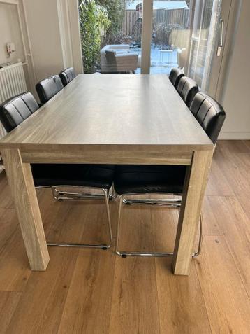 Eettafel met zes stoelen