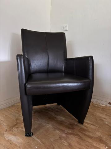 Gratis af te halen: vier eetkamerstoelen in bruin leer