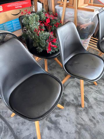 Gratis- 4 eettafelstoelen