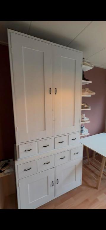 Kledingkast en commode