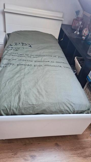 Eenpersoonsbed met nachtkastje