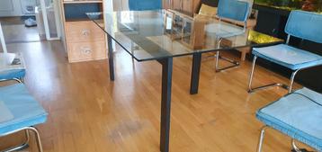 Design eettafel met glazen tafelblad gratis