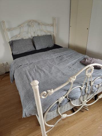 Gratis ophalen: bed (twijfelaar) incl matrassen + beddengoed