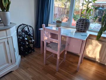 Leuk roze bureau en bijpassende bureaustoel