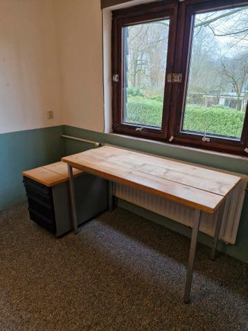Industrieel bureau met ladeblok. Gratis af te halen.