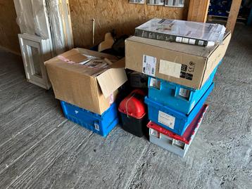 Div deuren en lege kisten