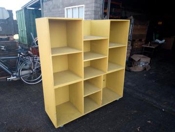 Houten kast op wielen GRATIS