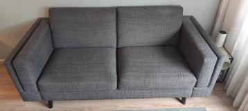 Mooie grijze 2-zits bank - perfect voor kleine ruimtes!