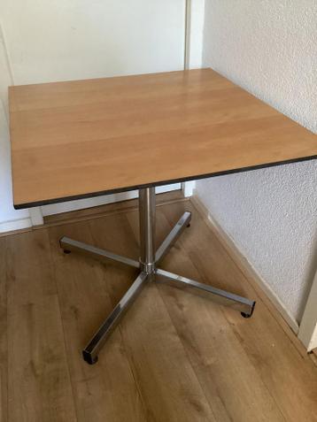 Gratis: Mooie tafel 80x80cm met metalen kruispoot.