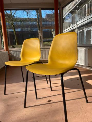 GRATIS twee gele stoelen