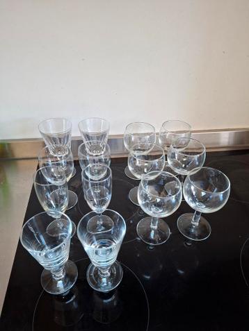 Gratis: 6 wijnglazen en 8 overige glaasjes