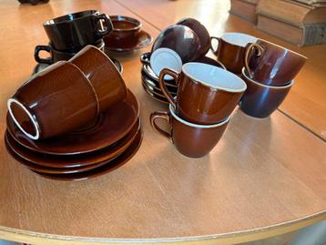 Vintage Bruin Servies - Kopjes en Schotels