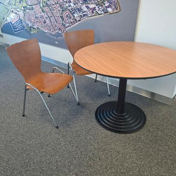 Voor de snelle beslisser! Tafel met 4 stoelen!
