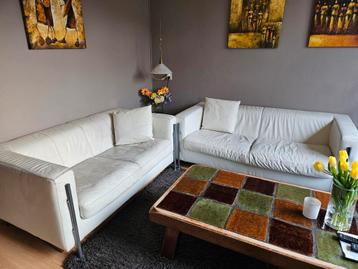 GRATIS Twee wit leren banken