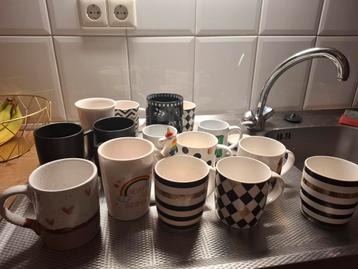 Gratis diverse kopjes en twee thee onderzetters