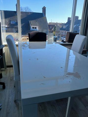 Eettafel beschadigd gratis