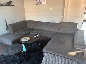 Gratis u-vormige bank met kleine scheurtjes