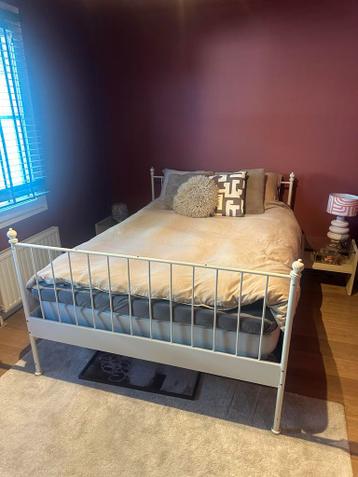 Mooi wit metalen bed