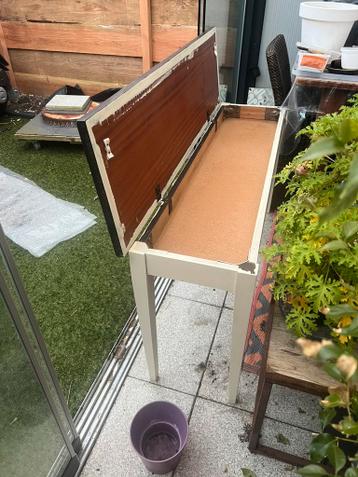 GRATIS 2 side tables