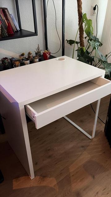 Kleine witte IKEA tafel gratis af te halen van (Pompenburg)