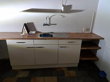 Oude, gebruikte keuken, zonder apparaten of losse delen