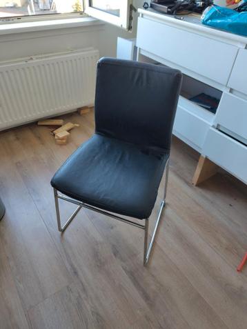 Gratis, twee van deze zwarte stoelen