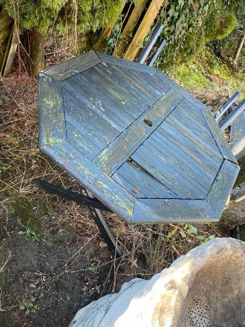Houten tuintafel met gebruikssporen