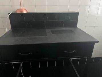 Gratis op te halen metalen bureau