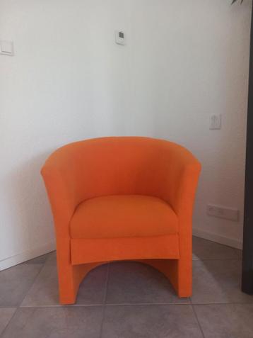 Oranje fauteuil met armleuningen