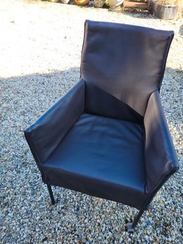 4 eetkamerstoelen donkerbruin met wieltjes