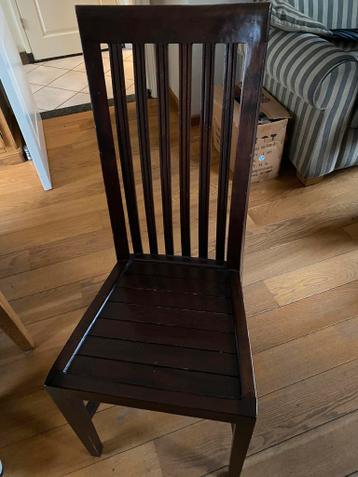 Gratis 3 bruine houten stoelen.
