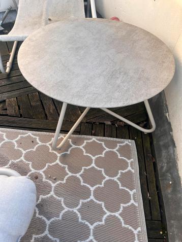 Buiten salon tafel. Gratis