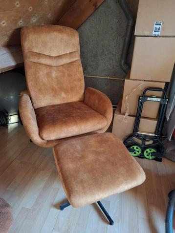 Comfortabele fauteuil met voetenbank