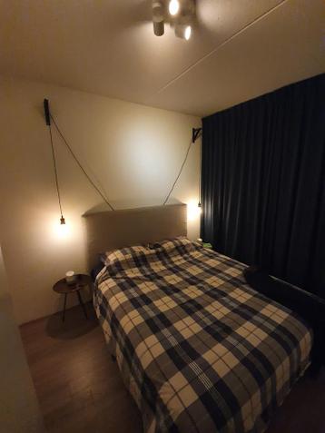 Verduisterende gordijnen. Kleur blauw.