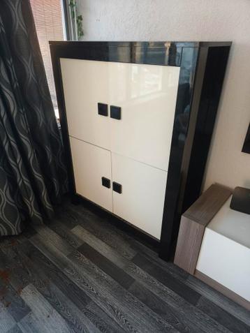 Twee bijpassende kasten