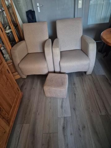 2 fauteuils  met voeten bank