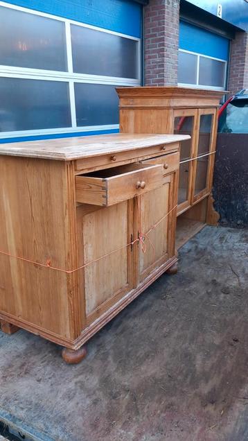 Oude grenen vitrinekast GRATIS