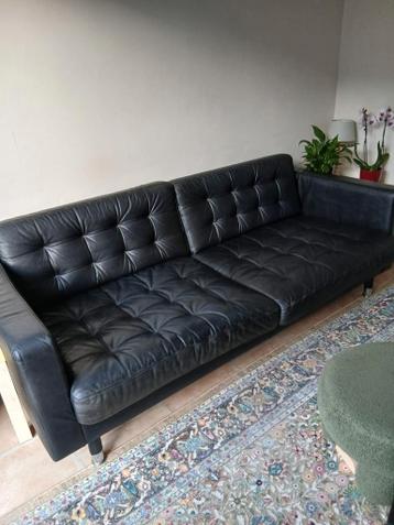 Zwarte bank en bruine stoel *GRATIS*