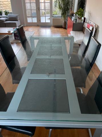 Glazen eettafel met natuursteen en 6 lederen stoelen
