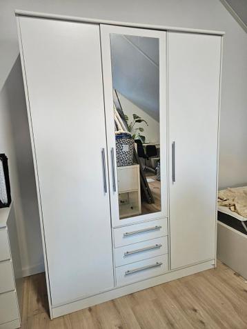 Nette kledingkast met hang- en leggedeelte