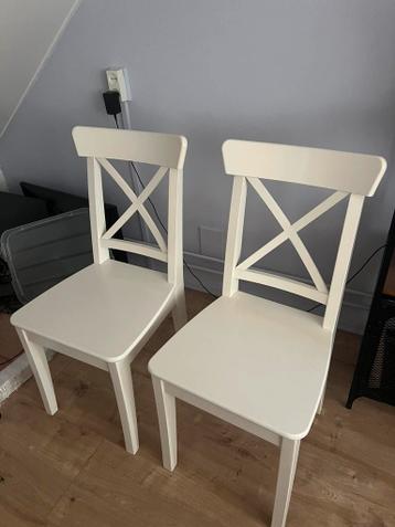 2 eettafel stoelen wit
