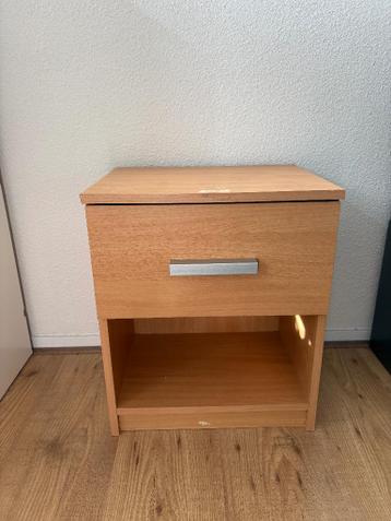 Nachtkastje met lade – gratis af te halen