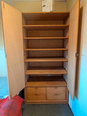 Houten kledingkast met planken en lades