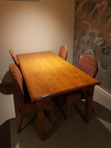 Tafel met rotan stoelen (4 stuks).