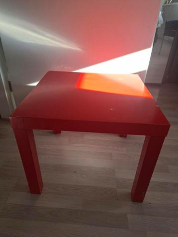 Rode vierkante bijzettafel GRATIS