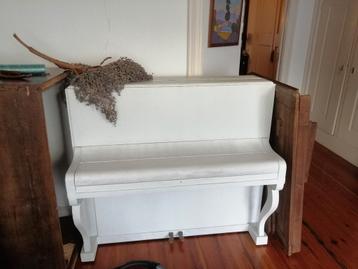 Witte Piano - Klassiek Instrument