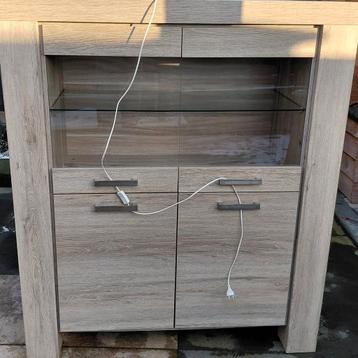 Gratis Tafel en Kast - Zeer Goede Staat