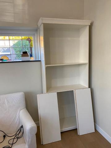 witte hoge boekenkast